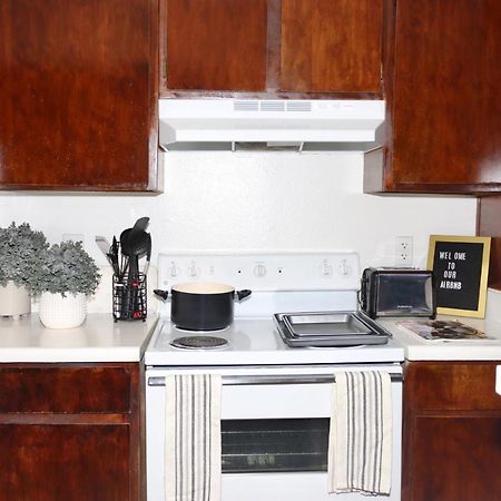 Chic Boho Cottage -Self Check In, Fully Furnished, & Free Parking ฮูสตัน ภายนอก รูปภาพ