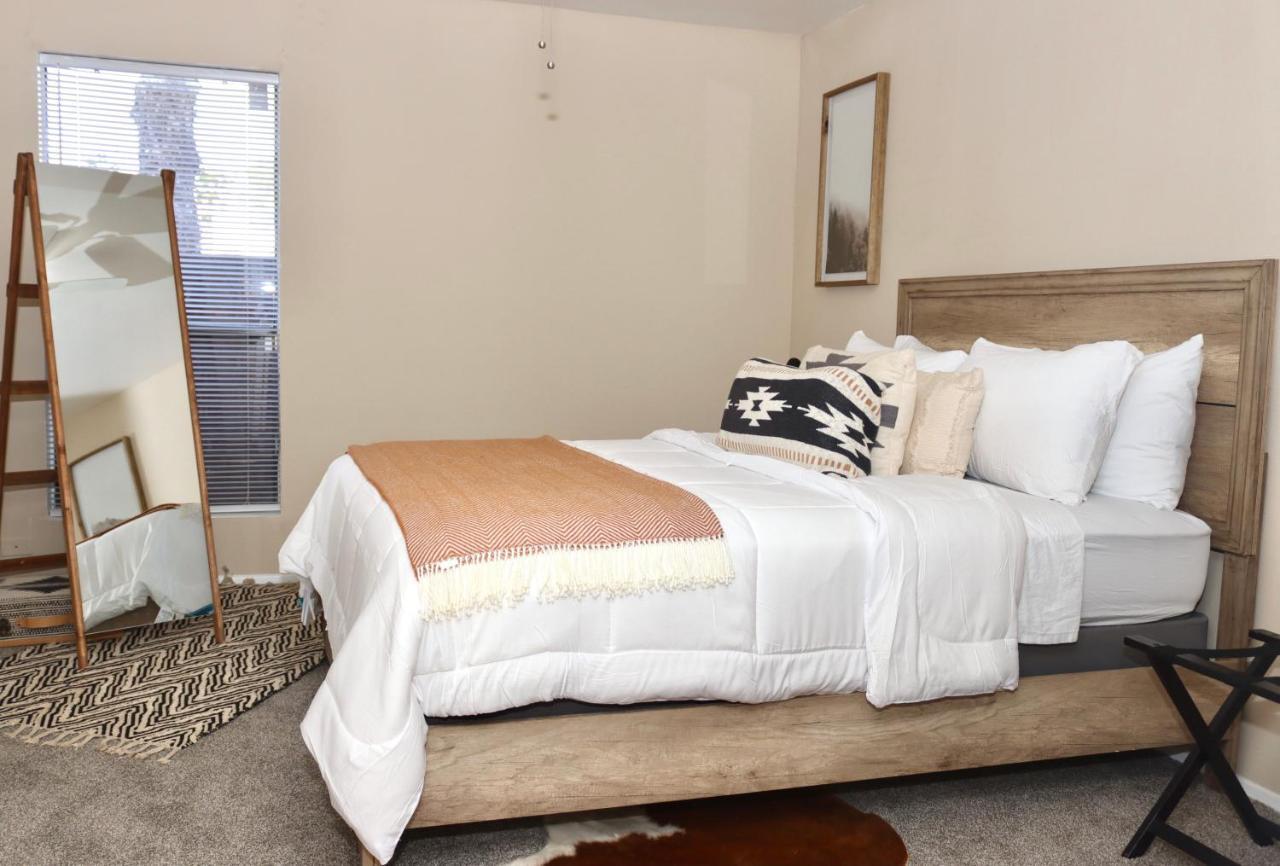 Chic Boho Cottage -Self Check In, Fully Furnished, & Free Parking ฮูสตัน ภายนอก รูปภาพ